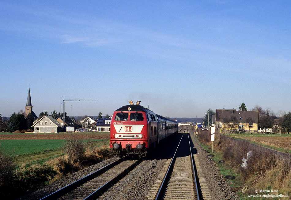 Anfang 2002 war ich noch bei DB-Regio Köln im Einsatz und fuhr auch häufig auf der Eifelstrecke. Nahe Weilerswist begegnete mir die 218 130 mit dem RE22673. 15.2.2002