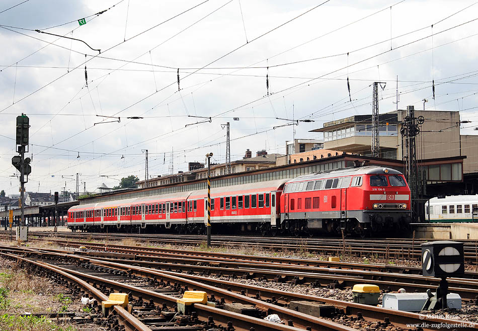 Am Gleis 13 in Trier Hbf wartet der RE 12086 nach Köln auf den Abfahrauftrag. 24.8.2008