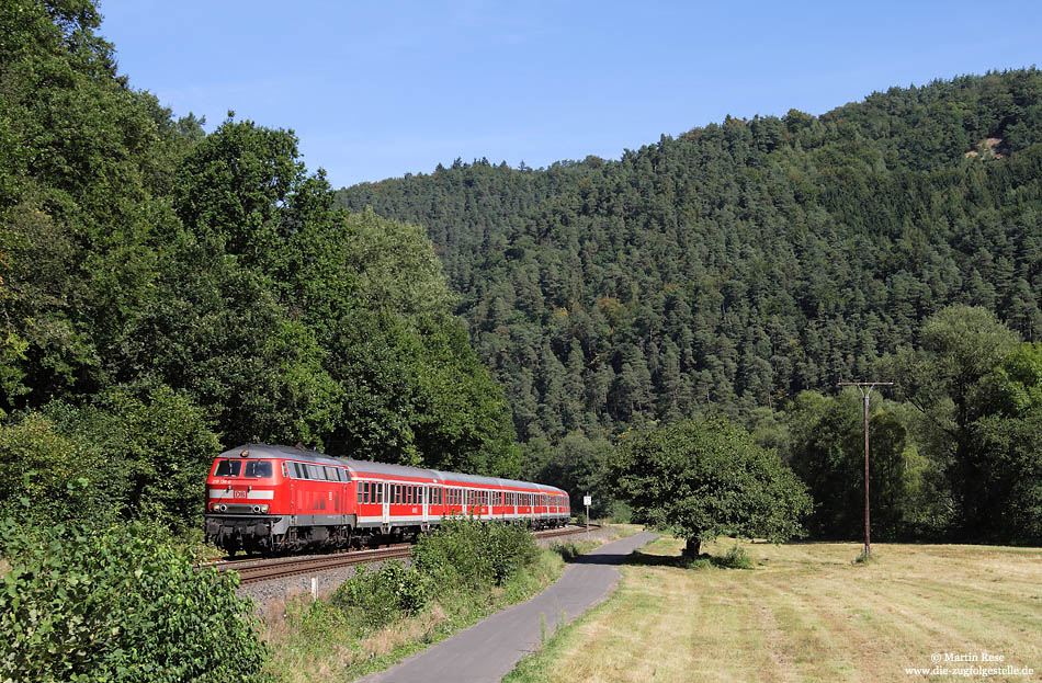 Nahe Kordel fährt der mit der 218 136 bespannte RE 12077 (Köln Deutz – Trier) seinem Zielbahnhof entgegen. 31.8.2009