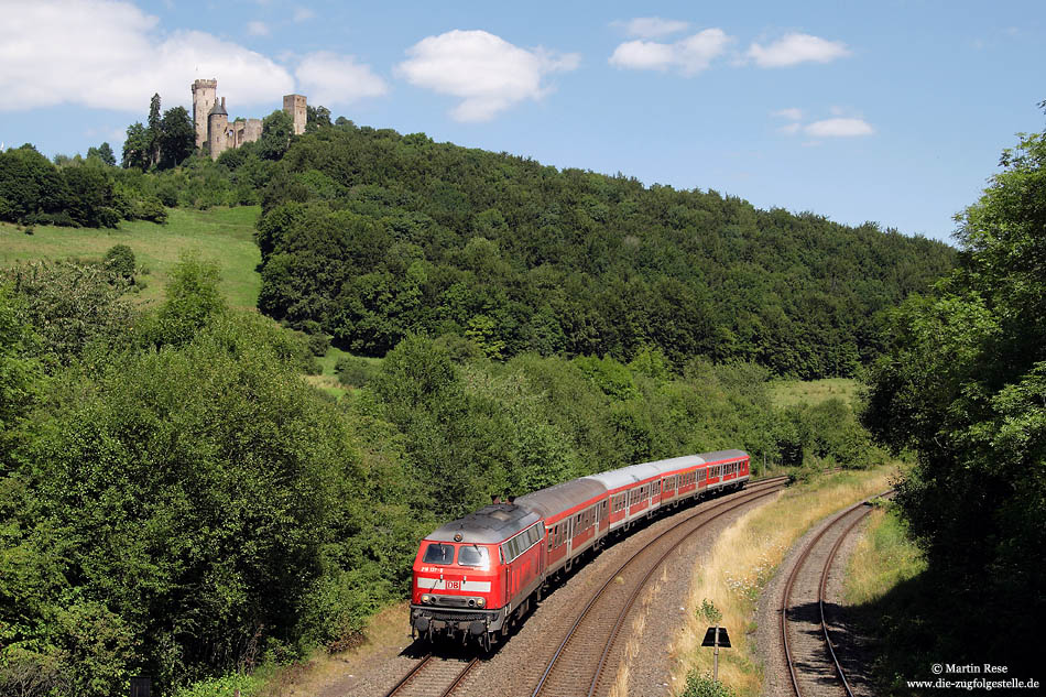 Ein weithin bekanntes Motiv stellt die Kasselburg nahe Pelm dar. Hier fährt die 218 137 mit dem RE 12079 dem nächsten Halt Gerolstein entgegen. 4.8.2009