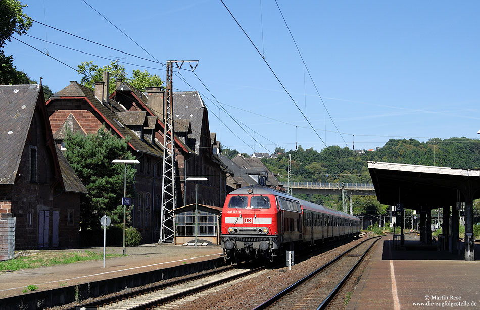 218 137 mit Regionalexpress im Bahnhof Ehrang