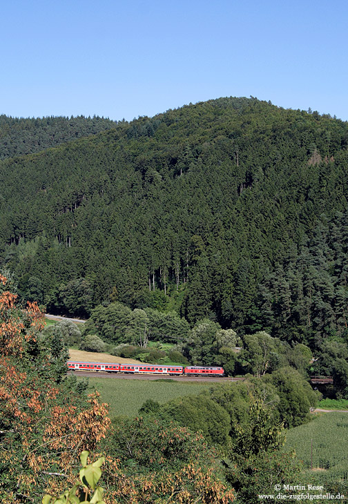 Blick von der Burg Rammstein: Unten im Tal hat die 218 137 mit dem RE 12088 nach Köln Messe/Deutz die anstrengende Fahrt über die Eifelstrecke noch vor sich. 31.8.2009