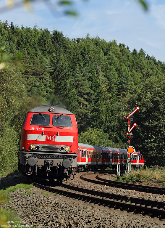 Mit lautem Dröhnen bescheunigt die 218 137 den RE 12079 bei Nettersheim.