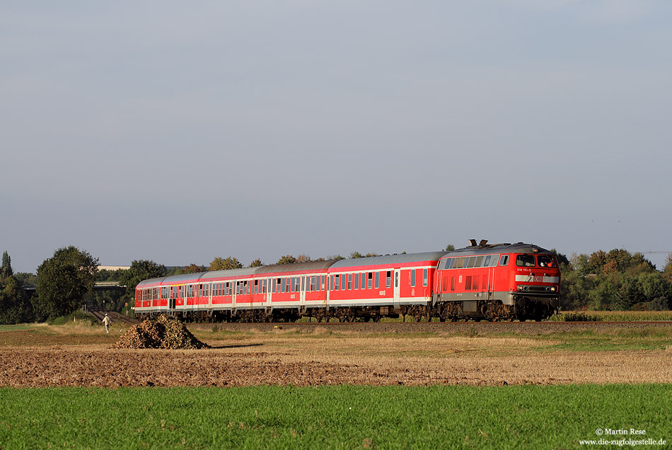 Mit Abzug der Baureihe 218 endeten auf der KBS 474 am 12.12.2009 auch die Einsätze der n-Wagen. Am frühen Abend des 22.9.2009 rollt der RE 12087 bei Großbüllesheim gen Euskirchen.