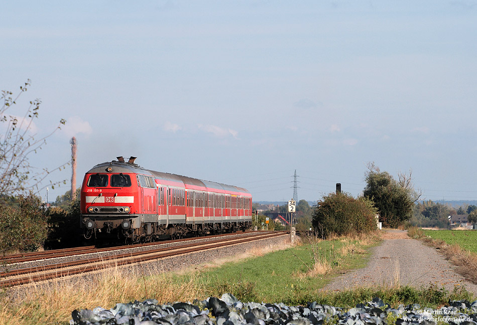 ... kurz darauf fährt hier die 218 151 mit dem Gegenzug RE12083 bergauf, dem nächsten Halt Mechernich entgegen.