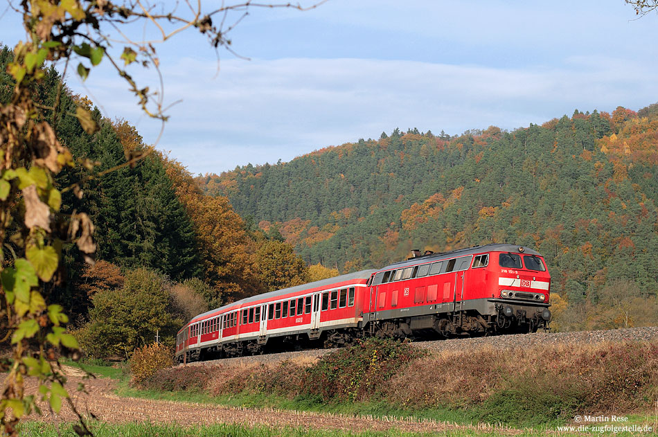 Der letzte Herbst für die Baureihe 218 in der Eifel: Zwischen Kordel und Ehrang fährt die 218 151 mit dem RE 12079 durch das herbstliche Kylltal. 30.10.2009