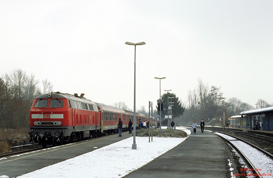Mit dem RE 12080 nach Köln Deutz fährt die 218 206 in Erftstadt ein. 