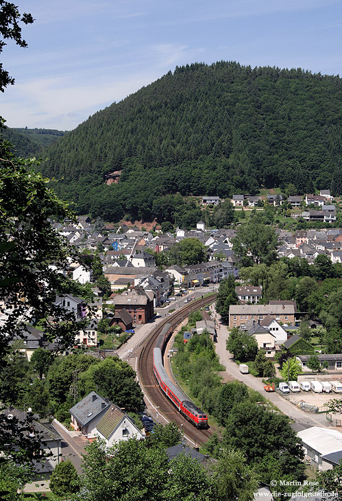 Eine kleine Lichtung oberhalb von Kordel ermöglicht den Blick auf den Ort und die Eifelstrecke. Hier habe ich die 218 206 mit dem RE 12084 nach Köln fotografiert. 17.6.2009