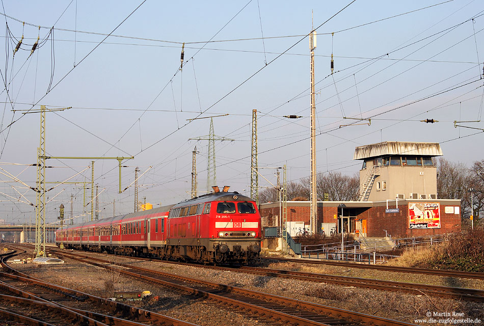 218 206 mit RE12 im Bahnhof Hürth Kalscheuren mit Stellwerk