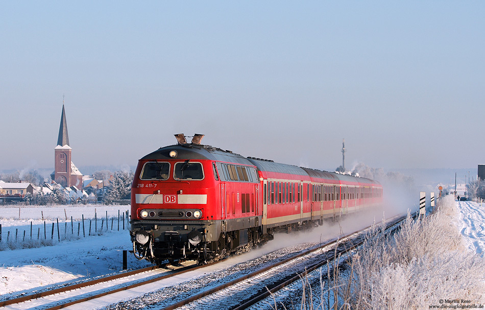 An gleicher Stelle entstand das Foto der 218 411, die mit dem RE 12077 durch die eisige Voreifel dem nächsten Halt Euskirchen entgegen fährt. 6.1.2009