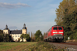 218 136 mit dem RE12085 (Köln Messe/Deutz - Trier) an der Burg Veynau nahe Satzvey. 19.10.2009