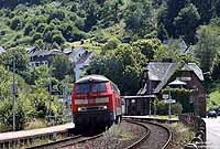 Neben den Regionalexpress-Zügen der Relation Köln – Trier wurden zwischen Trier und Gerolstein auch wenige, dem Schülerverkehr dienenden Regionalbahnen, mit der Baureihe 218 bespannt. Mit der RB12837 nach Gerolstein legt die 218 151 in Kordel einen kurzen Halt ein. 17.6.2009