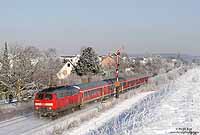 Am kalten 6.1.2009 wirbelt der RE 12078 nach Köln Deutz am südlichen Einfahrsignal des Bahnhofs Weilerswist den Schnee auf.