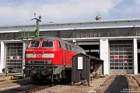 218 425 in verkehrsrot vor der Werkstatt im Bw Trier