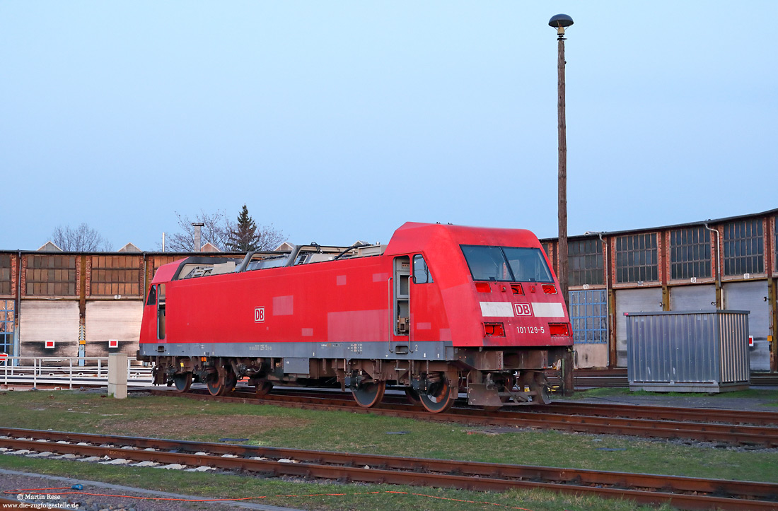 ausgeschlachtete 101 129 abgestellt im Bw Halle Gbf