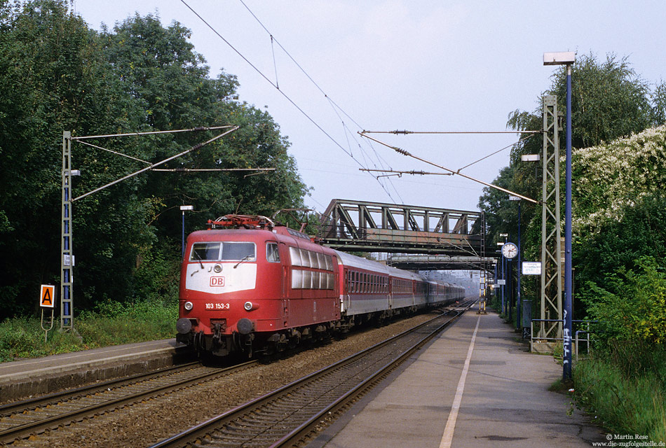 Mit dem IC501 Berlin Ostbahnhof - Basel durchfährt die 103 153 den Bahnhof Dortmund Scharnhorst