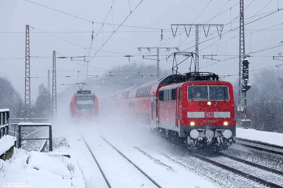 Am 16.1.2013 habe ich die Kölner 111 013 mit dem RE10117 (Aachen - Paderborn) bei Essen Frohnhausen fotografiert.