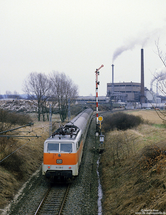 111 139 schiebt bei Horn Bad Meinberg der E3263 nach Altenbeken