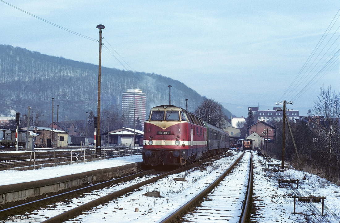 118 801 steht mit dem mit P19089 Suhl - Schleusingen abfahrbereit in Suhl,