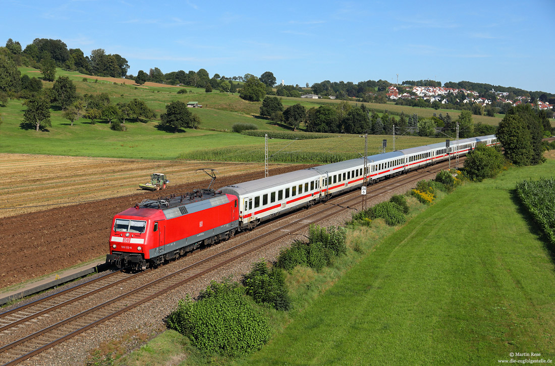 120 132 in verkehrsrot zwischen Uhingen und Eberbach auf der Filstalbahn mit InterCity