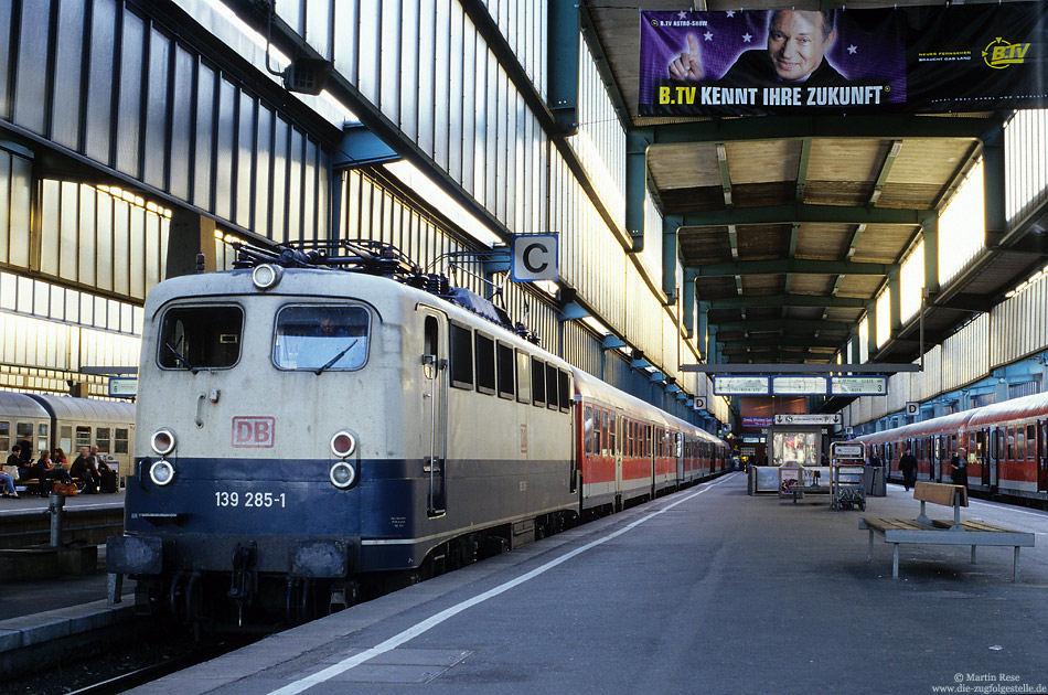 139 285, ehemals 110 285, mit RB19213 nach Geislingen in Stuttgart Hbf