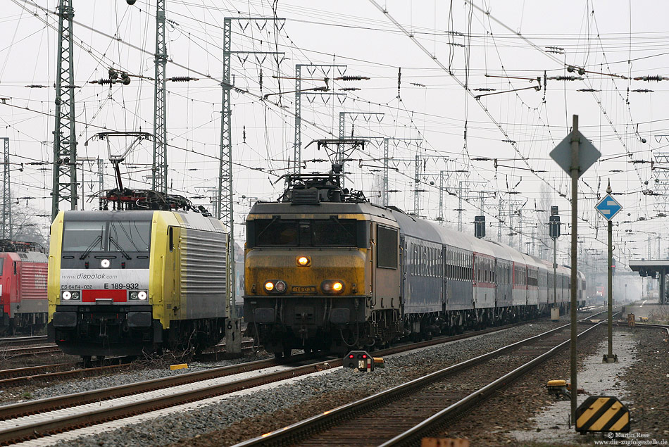 1603 der NS mit dem EN300 in Emmerich. Im Nachbargleis die ES64 F4-032