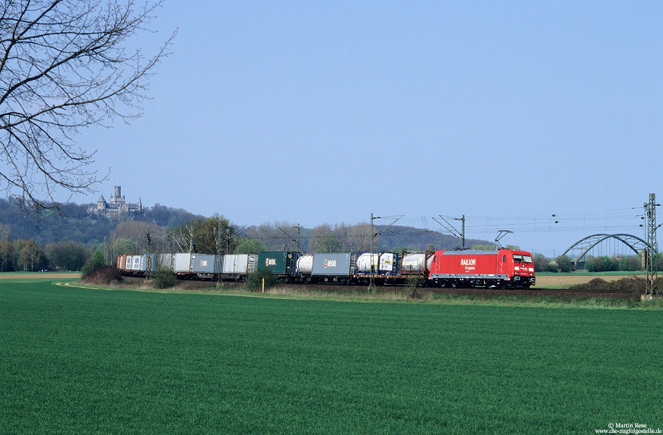 185 253 mit Containerzug bei Nordstemmen auf der Leinetalbahn