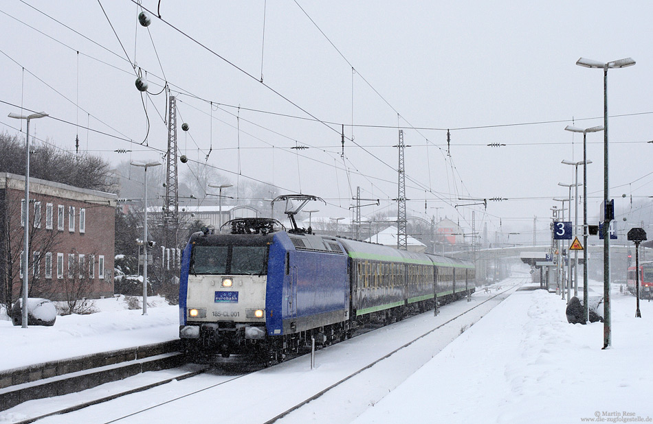 Am winterlichen 4.2.2010 verlässt die 185 CL001 mit der ERB9022 nach Mönchengladbach den Bahnhof Wuppertal Oberbarmen.