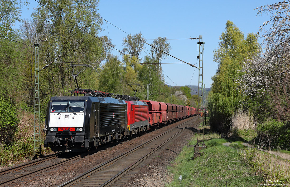 Schwarze 189 092 im Dienst von DB-Cargo mit Erzzug bei Unkel auf der rechten Rheinstrecke