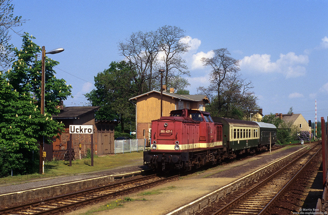 Am 15.5.1995 steht die Cottbusser 202 427 mit dem N3404 in Uckro bereit Fahrt nach Falkenberg/Elster. 