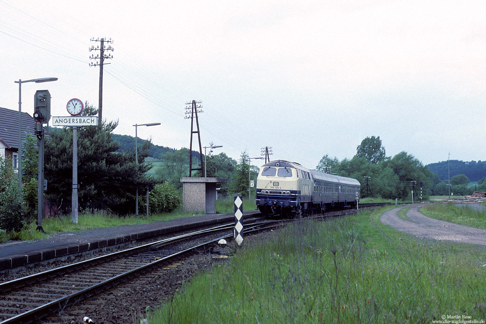 216 126 mit N8417 Gießen - Fulda am Haltepunkt Angersbach