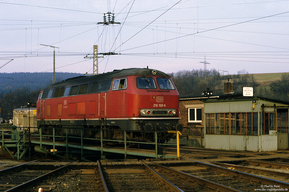 rote 216 158 vom Bw Braunschweig auf der Drehscheibe im Bw Altenbeken