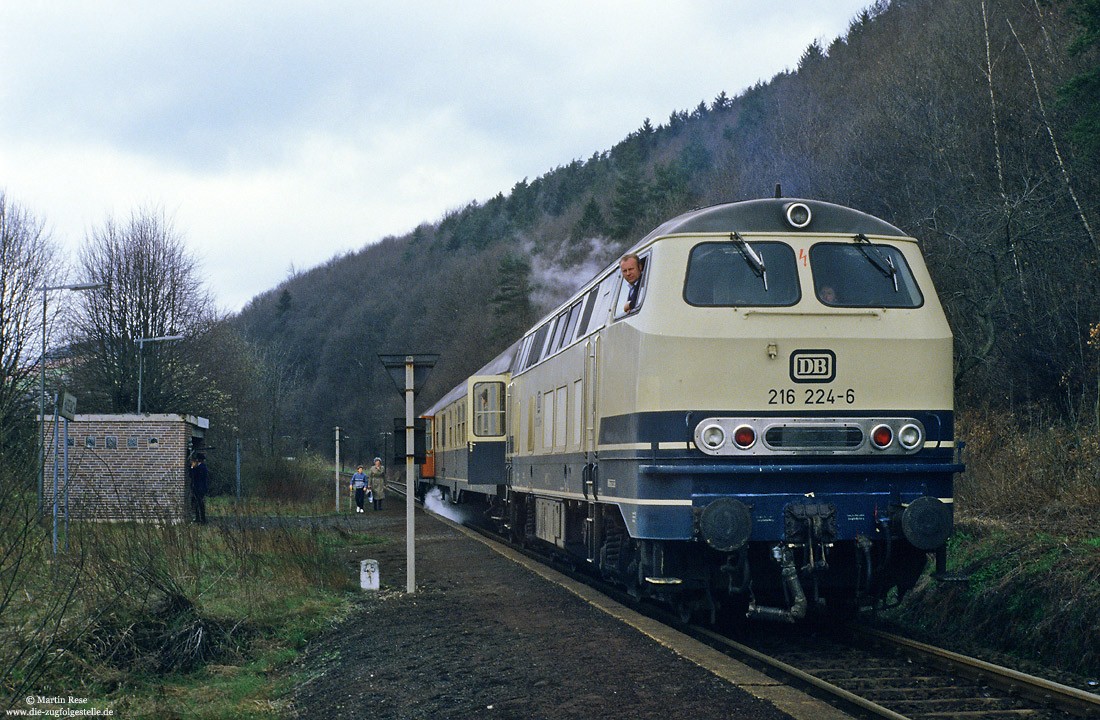 216 224 auf der Strecke Kassel - Eschwege beim Zwischenhalt in Hasselbach