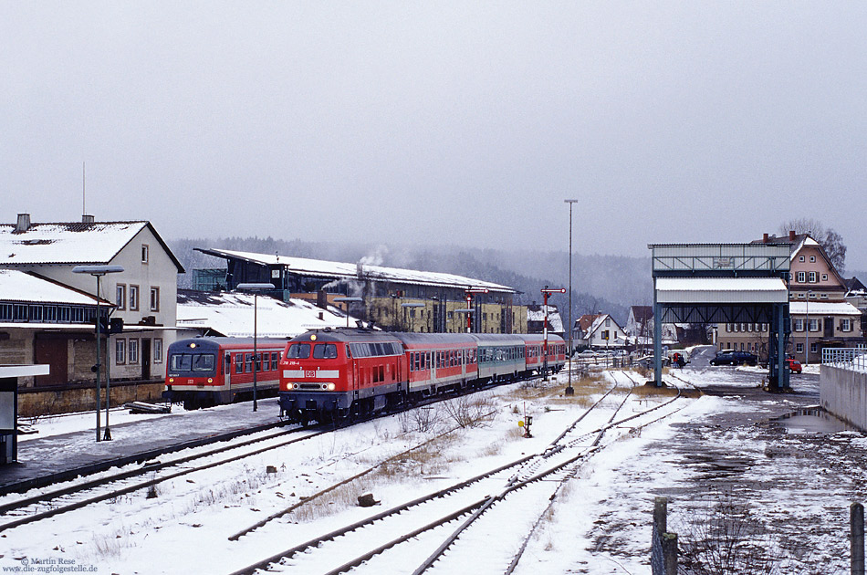 218 219 mit RB28027 nach Freudenstadt Hbf im Bahnhof Freudenstadt Stadt