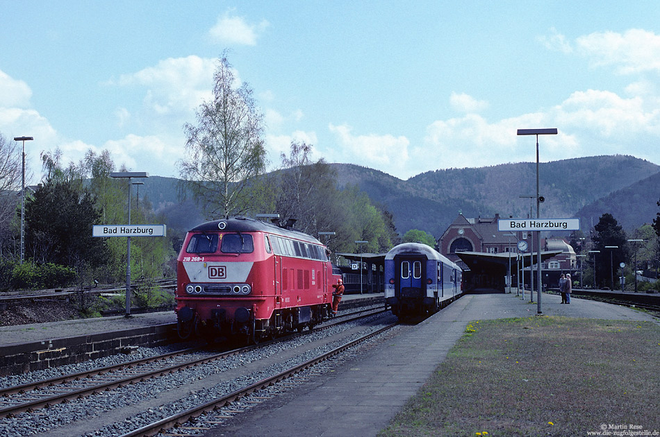 218 268 umfährt in Bad Harzburg den IR2647 Brocken Aachen - Berlin Charlottenburg