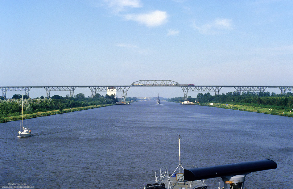 Hochbrücke bei Hochdonn über den Nord-Ostsee-Kanal von der Fregatte Augsburg fotografiert