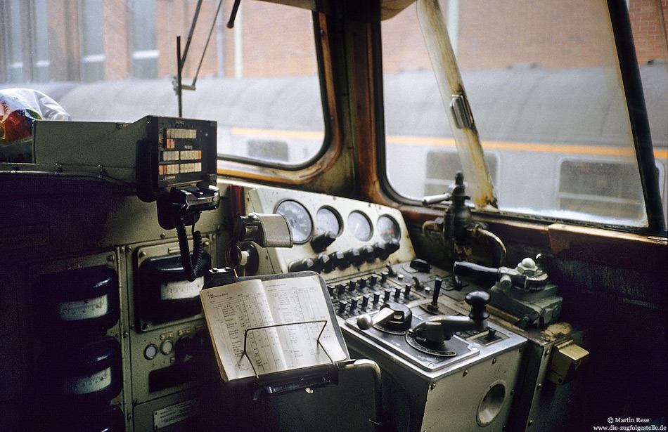 Führerstand der 220 037 am 18.3.1983 in Paderborn Hbf