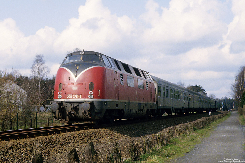 220 075 mit Silberlinge als E3675 aus Wilhelmshaven auf der Sennebahn bei Paderborn Nord