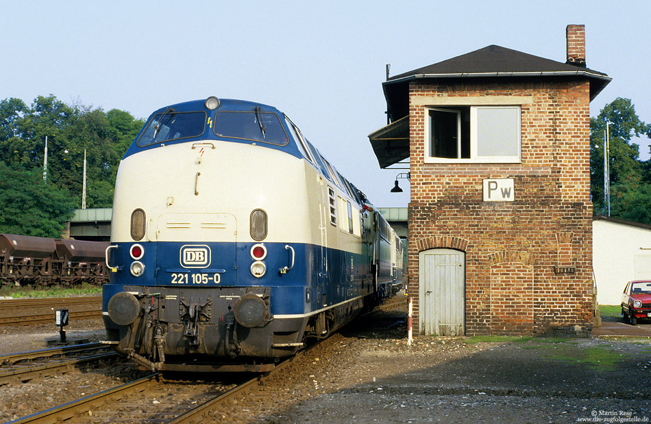 221 105 am Stellwerk Pw in Paderborn Nord