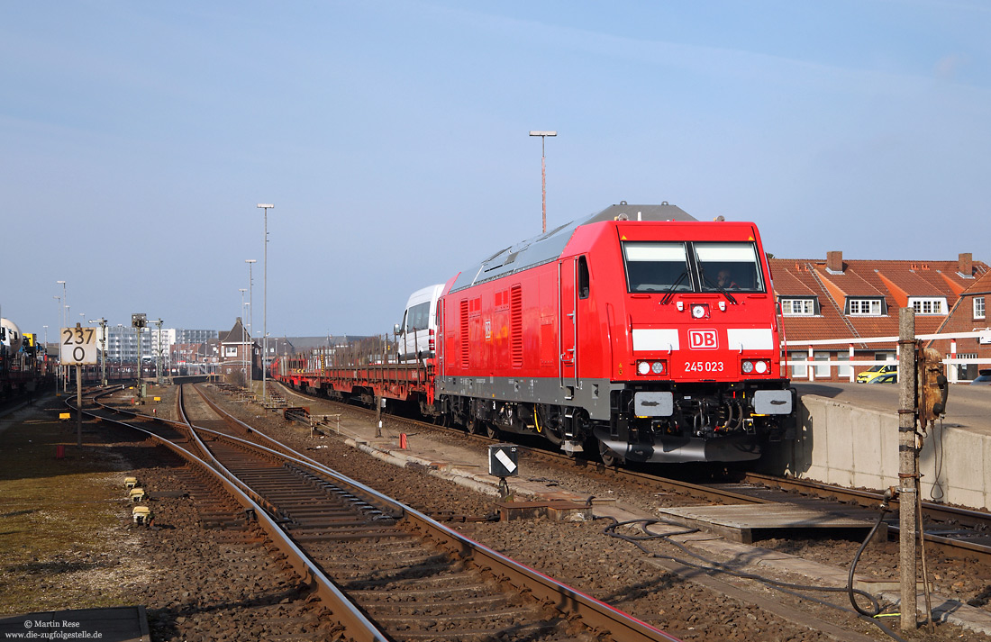 Fabrikneue 245 023 beim SyltShuttle im Bahnhof Westerland