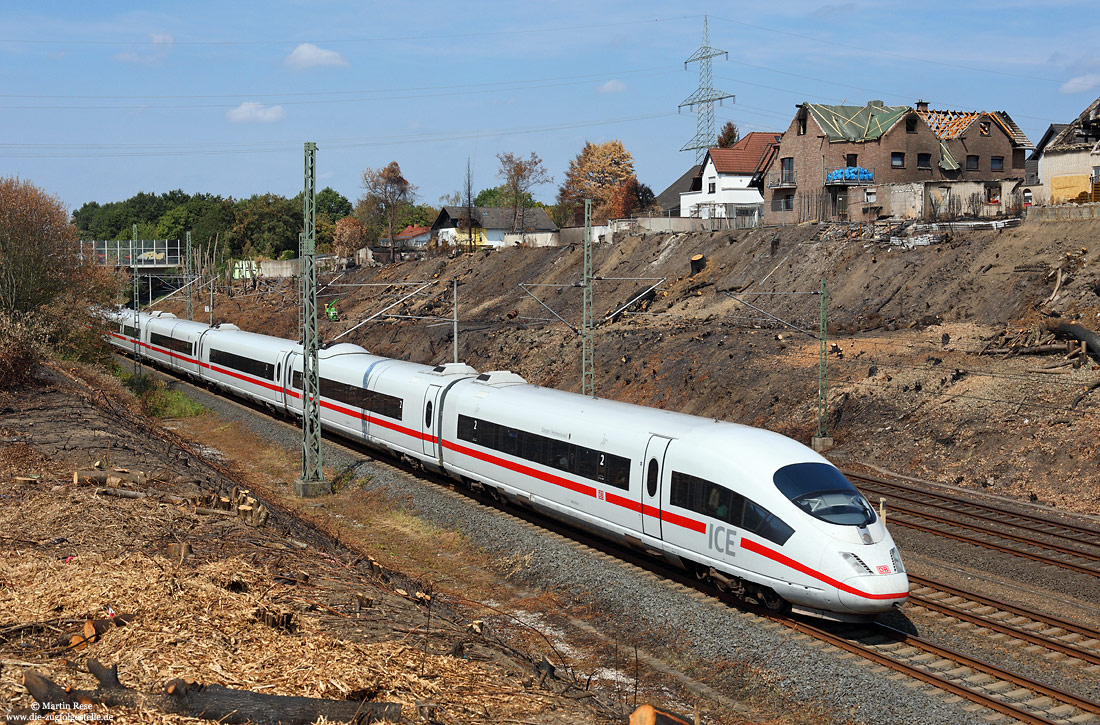 Bei Siegburg kommt es am 7.8.2018 zu einem Böschungsbrand, der sich aufgrund der hohen Außentemperaturen von 38 Grad und böigem Wind rasch am Bahndamm ausbreitet. Während es 32 Verletzte gibt, fallen dem Brand neun Häuser zum Opfer. Knapp zwei Wochen später, am 19.8.2018, sind die Aufräum- und Reparaturarbeiten bereits Gange, das Ausmaß des Brandes aber noch zu erahnen.