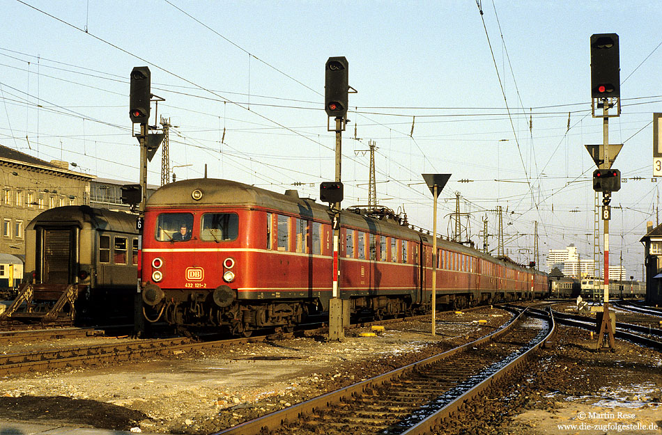 432 121 fährt in Nürnberg Hbf ein