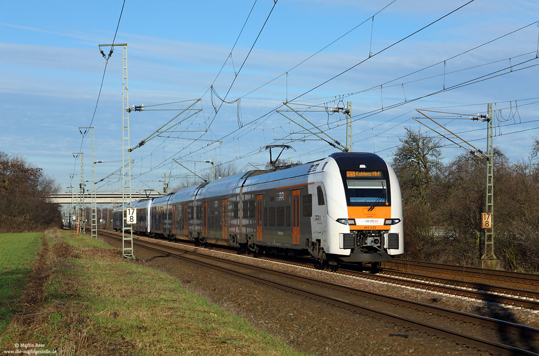 Im Dezember wird mit dem RE5 (Wesel – Koblenz) eine weitere Linie des Rhein-Ruhr-Express auf die neuen Triebwagen umgestellt. Betrieben wird diese Linie fortan vom Unternehmen „National Express“. Zwischen Langenfeld und Leverkusen-Rheindorf eilt 462 022 und 462 035 am 30.12.2019 als RE28515 nach Koblenz Hbf.