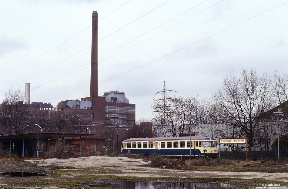 Eta 515 633 als N8225 nach Mülheim Styrum im Bahnhof Duisburg Ruhrort