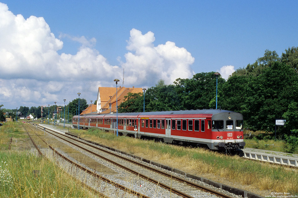 624 624 als führendes Fahrzeug einer vierteiligen 624-Einheit als UBB24961 im Bahnhof Zinnowitz.