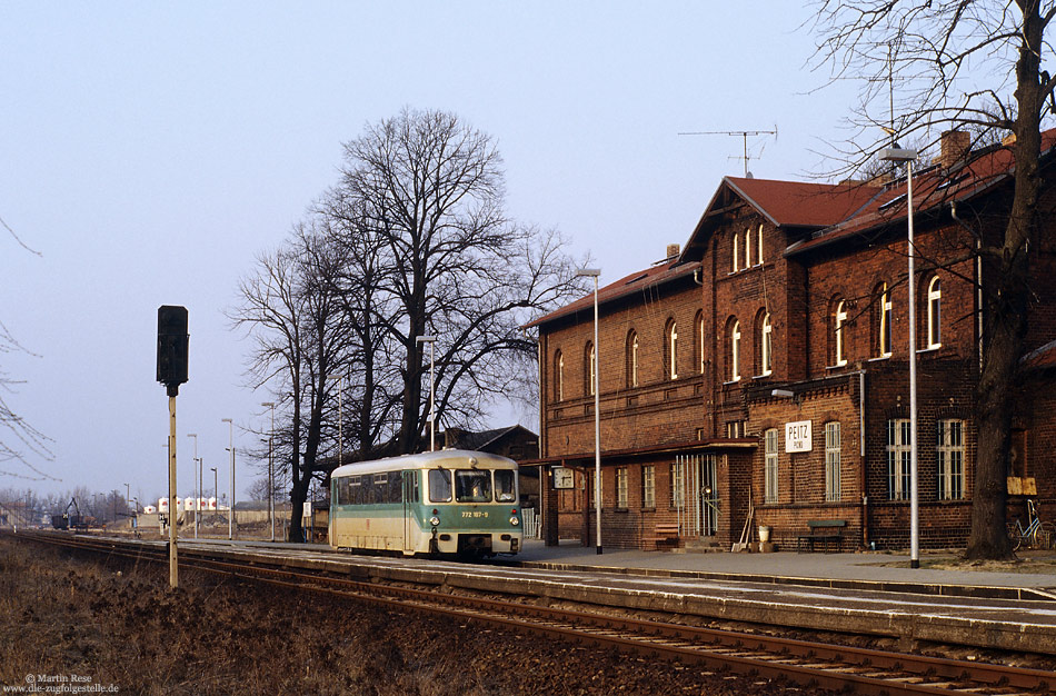 772 107 steht abfahrbereit als N4927 nach Cottbus im Bahnhof Peitz