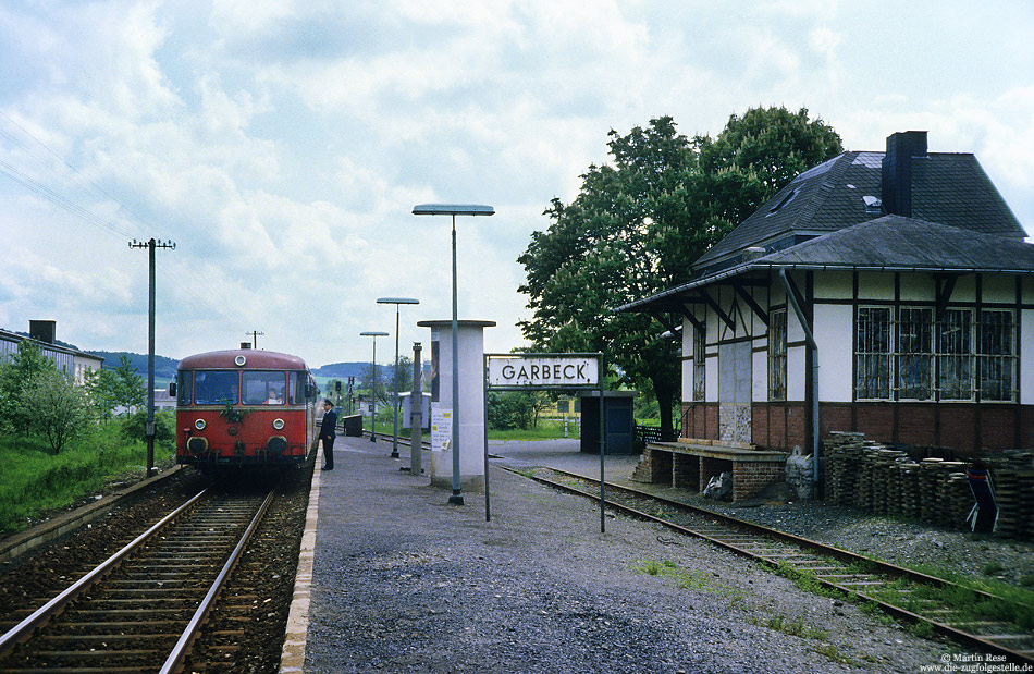 geschmückter 798 774 als letzter Schienenbus im Hönnetal in Garbeck