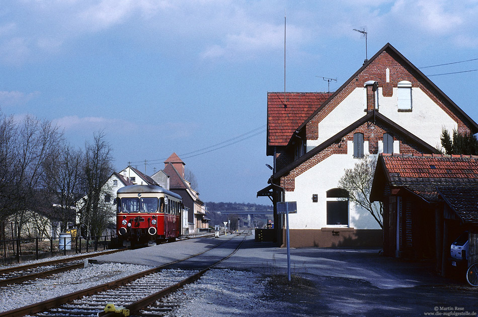 Auf der Kochertalbahn Bad Friedrichshall Jagstfeld - Ohrnberg legt der T24 in Neuenstadt einen Zwischenhalt ein