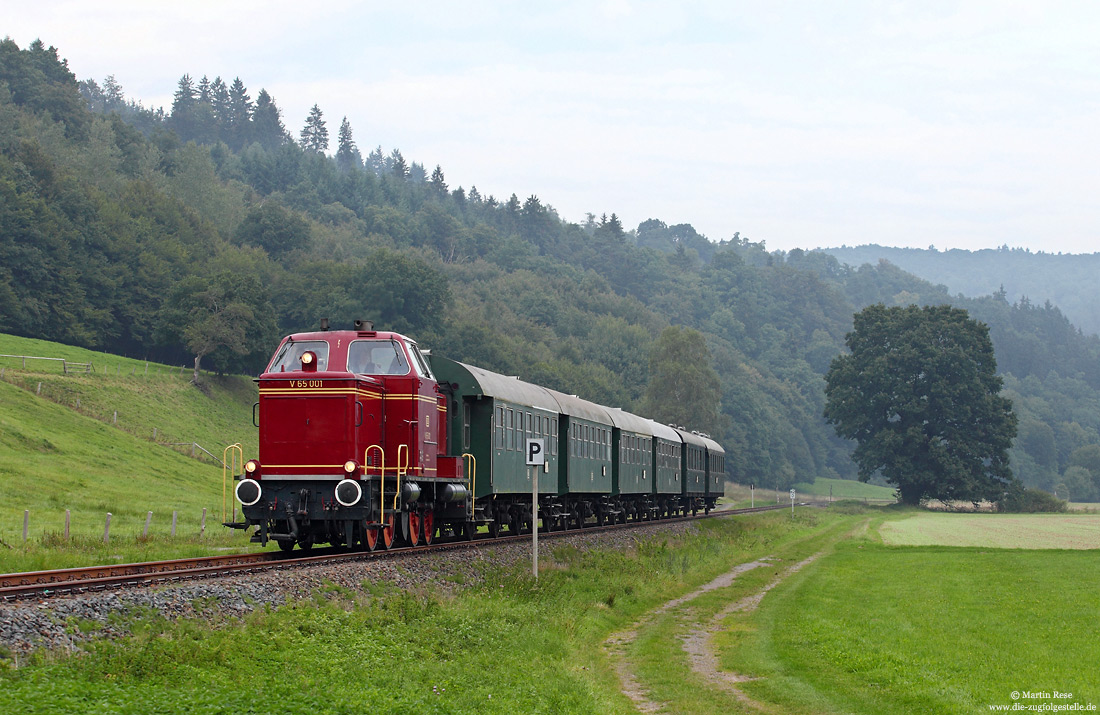 V65 001 der Osnabrücker Dampflokfreunde beim Streckenfest der Kurhessenbahn bei Schmidtlotheim im Edertal