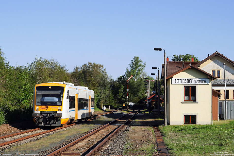 VT3.02 der Freiberger Eisenbahn am frühe Abend im durchgeschalteten Bahnhof Berthelsdorf